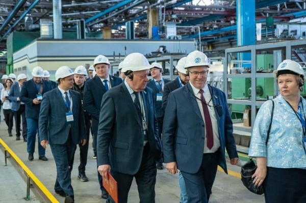 Андрей Голоус поздравил коллектив тюменского моторостроительного завода с юбилеем предприятия