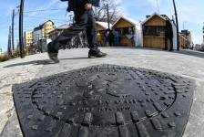 История под ногами: на улице Дзержинского в Тюмени появились "говорящие" люки