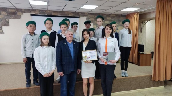 Геннадий Иванов наградил победительницу конкурса "Наша Победа" из созоновской школы Геннадий Иванов наградил победительницу конкурса "Наша Победа" из созоновской школы