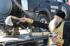 Восемь машин торжественно отправили бойцам в зону СВО из Тюменской области