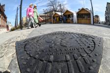 История под ногами: на улице Дзержинского в Тюмени появились "говорящие" люки