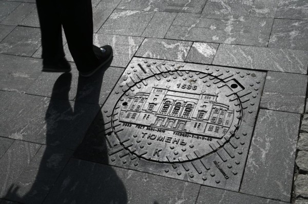 История под ногами: на улице Дзержинского в Тюмени появились "говорящие" люки