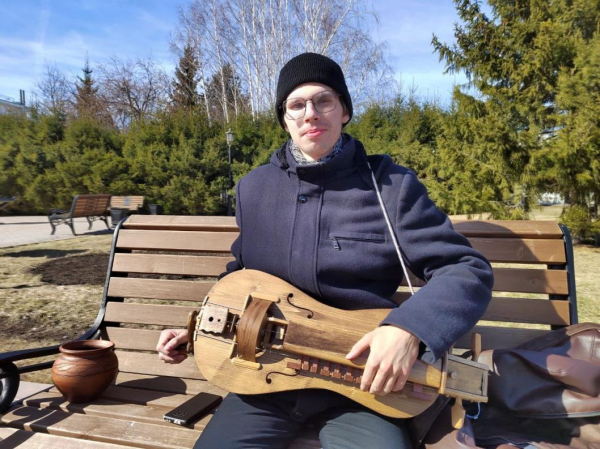 Тобольский семинарист привлекает внимание горожан игрой на колесной лире