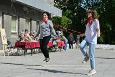 Тюменцы завязывали пионерские галстуки и складывали пилотки из газеты на площади у "Строителя"