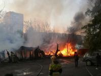 На улице Холодильной в Тюмени загорелся нежилой дом