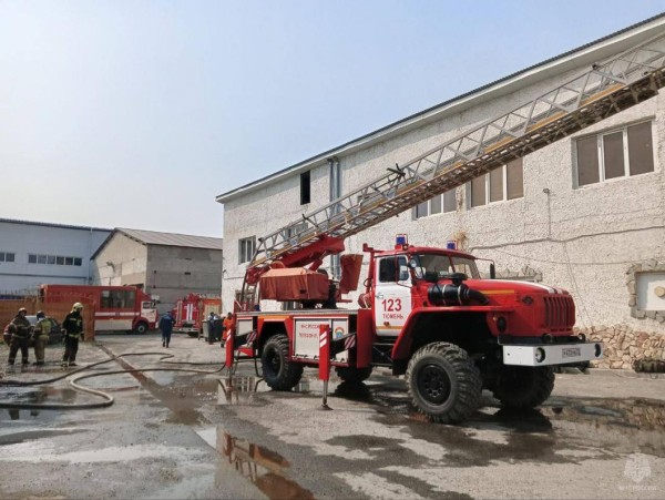 В Тюмени на ул. Авторемонтной ликвидировали пожар на крыше здания