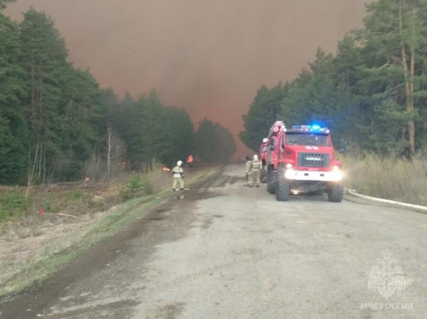Дополнительные силы МЧС направили для тушения пожара в село Успенка