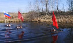 Тюменские "моржи" устроили акцию "Бессмертный полк" в воздухе, воде и на суше