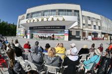 Тюменцы завязывали пионерские галстуки и складывали пилотки из газеты на площади у "Строителя"