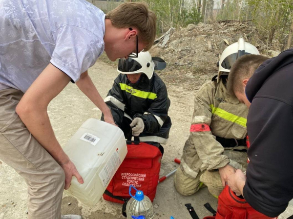 Студенты-спасатели тушат огонь вместе с сотрудниками МЧС в Тюменском районе