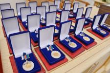 28 жителей Тюменской области наградили медалями "Отцовская доблесть" и "Материнская слава"