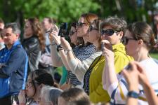 Тюменцы завязывали пионерские галстуки и складывали пилотки из газеты на площади у "Строителя"