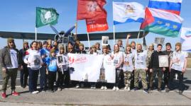 Тюменские "моржи" устроили акцию "Бессмертный полк" в воздухе, воде и на суше