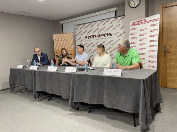 Дмитрий Аленичев стал гостем детского футбольного турнира "Кубок Победы" в Тюмени Дмитрий Аленичев стал гостем детского футбольного турнира "Кубок Победы" в Тюмени