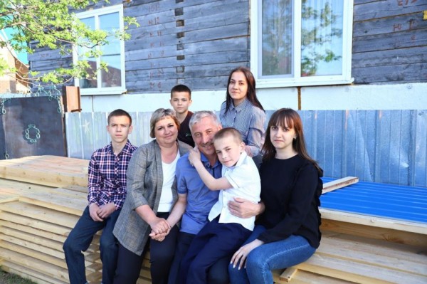 28 жителей Тюменской области наградили медалями "Отцовская доблесть" и "Материнская слава"