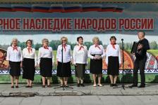 Тюменцы завязывали пионерские галстуки и складывали пилотки из газеты на площади у "Строителя"