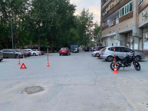 28-летняя мотоциклистка попала в ДТП с двумя автомобилями в Тюмени