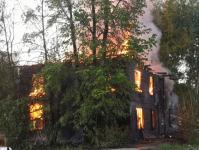 На улице Холодильной в Тюмени загорелся нежилой дом