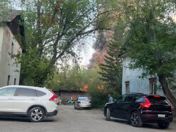 На улице Холодильной в Тюмени загорелся нежилой дом