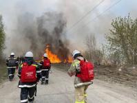 Студенты-спасатели тушат огонь вместе с сотрудниками МЧС в Тюменском районе