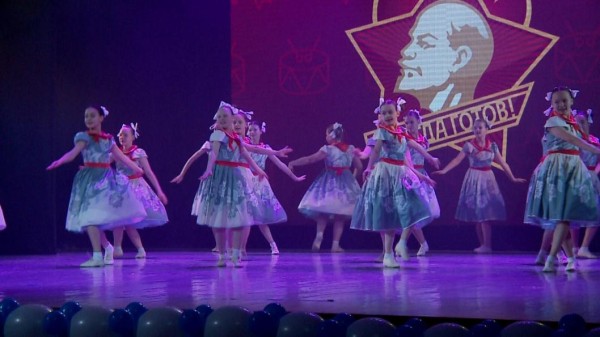 Активисты тюменского "Движения первых" празднуют День общественных организаций с ветеранами комсомола