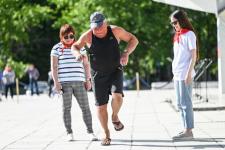 Тюменцы завязывали пионерские галстуки и складывали пилотки из газеты на площади у "Строителя"