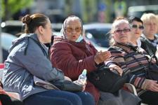 Тюменцы завязывали пионерские галстуки и складывали пилотки из газеты на площади у "Строителя"