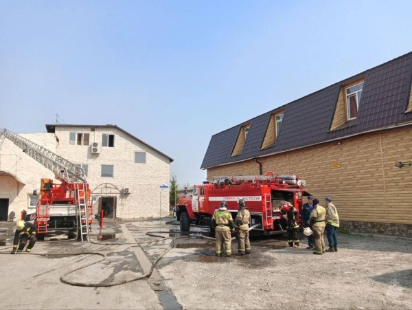 В Тюмени на ул. Авторемонтной ликвидировали пожар на крыше здания