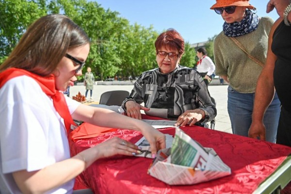 Тюменцы завязывали пионерские галстуки и складывали пилотки из газеты на площади у "Строителя"