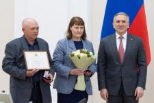 28 жителей Тюменской области наградили медалями "Отцовская доблесть" и "Материнская слава"