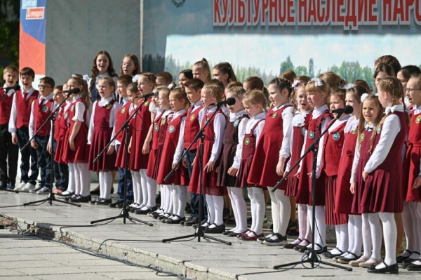 Тюменцы завязывали пионерские галстуки и складывали пилотки из газеты на площади у "Строителя"