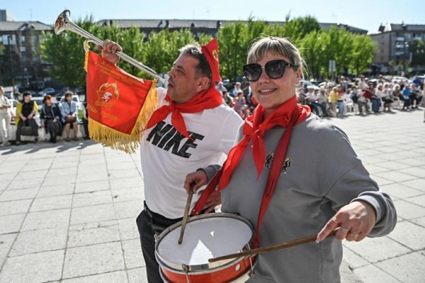 Тюменцы завязывали пионерские галстуки и складывали пилотки из газеты на площади у "Строителя"