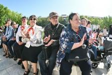 Тюменцы завязывали пионерские галстуки и складывали пилотки из газеты на площади у "Строителя"