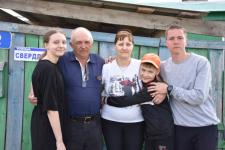 28 жителей Тюменской области наградили медалями "Отцовская доблесть" и "Материнская слава"