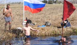 Тюменские "моржи" устроили акцию "Бессмертный полк" в воздухе, воде и на суше