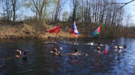 Тюменские "моржи" устроили акцию "Бессмертный полк" в воздухе, воде и на суше