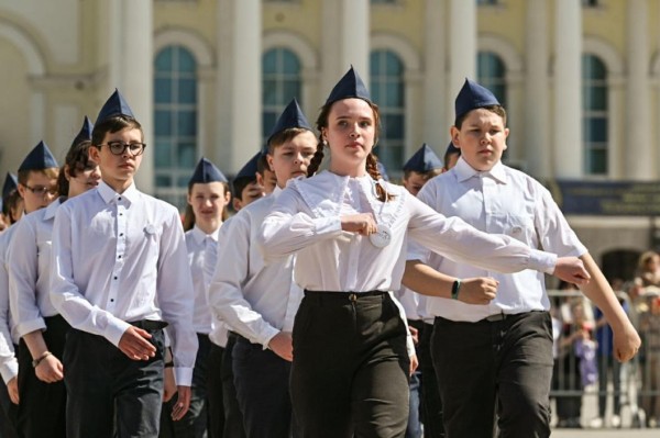 Команды из 40 школ Тюмени приняли участие в смотре строя и песни