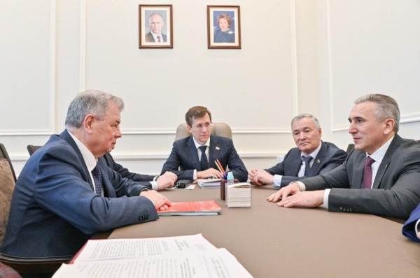 Бюджетная политика, образование, культура и финансы стали темами встреч Александра Моора в СФ