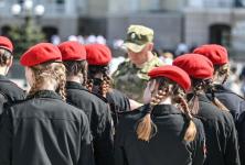 Команды из 40 школ Тюмени приняли участие в смотре строя и песни