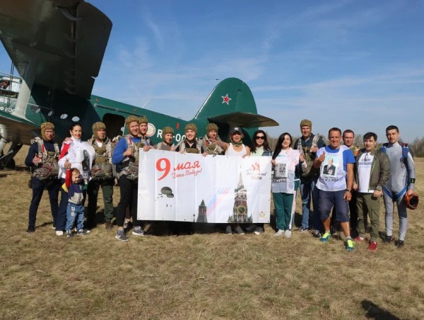Тюменские "моржи" устроили акцию "Бессмертный полк" в воздухе, воде и на суше
