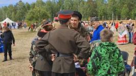 Поучаствовать в мечевом бою, пометать ножи и топоры могут гости фестиваля "Дружина Ермака" в Тюменской области