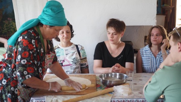 Подоить коз и вылепить сибирские пельмени в "Золотую подкову" приезжают даже с Камчатки