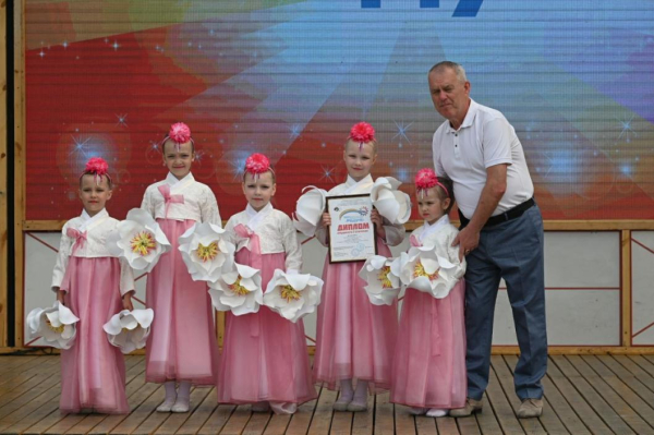 500 юных артистов выступили на гала-концерте XХIII национального фестиваля "Радуга" в Тюмени 500 юных артистов выступили на гала-концерте XХIII национального фестиваля "Радуга" в Тюмени