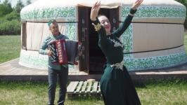 Подоить коз и вылепить сибирские пельмени в "Золотую подкову" приезжают даже с Камчатки