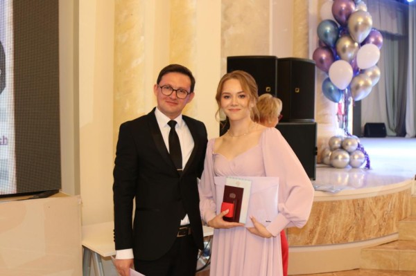 37 выпускников ФМШ Тюменской области получили аттестаты с отличием