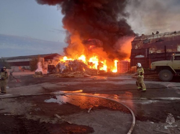 Крупный пожар тушат на Мысу в Тюмени