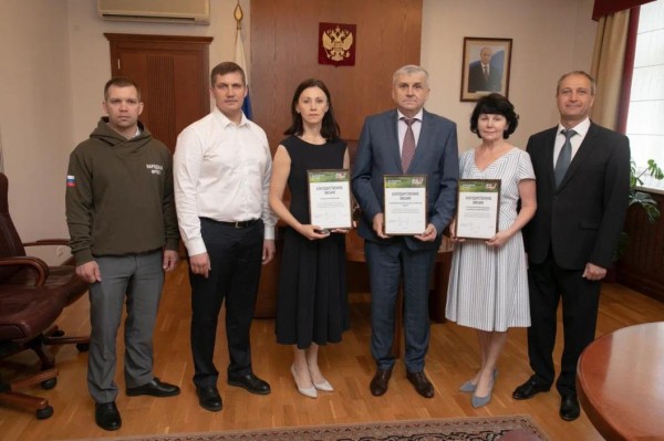 В Тюмени вручили благодарности Народного фронта коллективам федеральных ведомств за помощь защитникам Донбасса