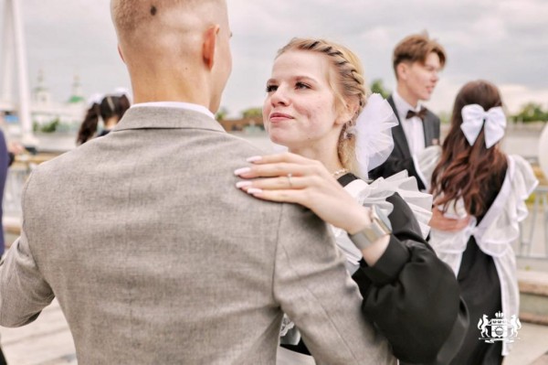 Вальс на набережной тюменские выпускники станцевали с своими учителями Вальс на набережной тюменские выпускники станцевали с своими учителями