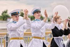 Вальс на набережной тюменские выпускники станцевали с своими учителями Вальс на набережной тюменские выпускники станцевали с своими учителями