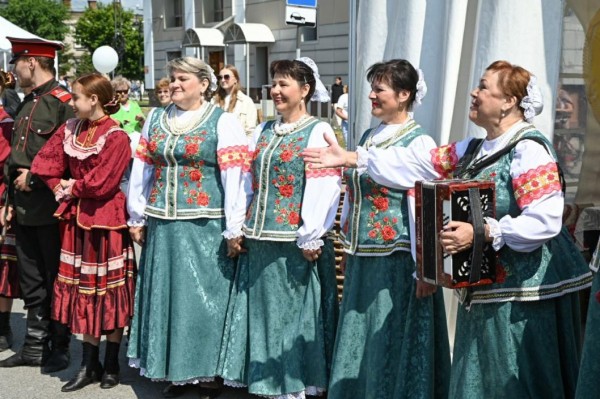 Александр Моор посетил национальные подворья на фестивале "Венок дружбы" в Ялуторовске